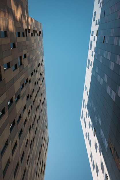 澄んだ青い空の商業用不動産と近代的なビジネス都市のオフィスと住宅の超高層ビル