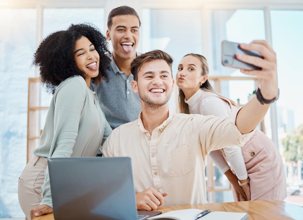 Office-selfie met gelukkige bedrijfscollega's die plezier hebben en gekke gezichtsuitdrukkingen zijn terwijl ze zich hechten Jonge diverse werkvrienden ontspannen tijdens een pauze speels zijn na een productieve dag