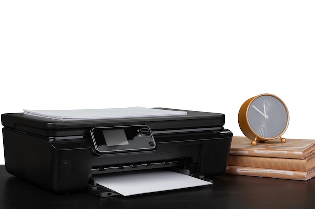 흰색 배경에 대해 레이저 프린터와 책이 있는 사무실 테이블, 클로즈업
