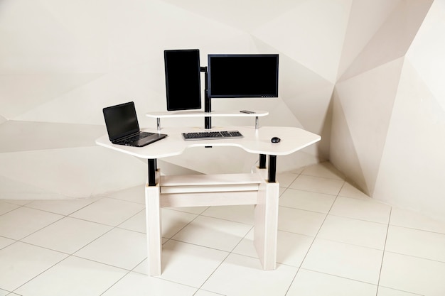 2개의 모니터가 있는 사무실 테이블, 관리인과 테이블 홀더를 위한 리프팅 메커니즘