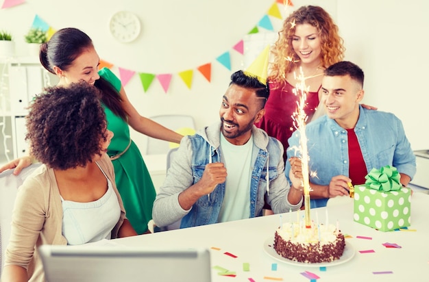 Foto squadra d'ufficio saluta un collega a una festa di compleanno