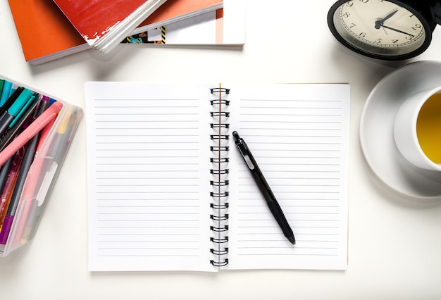 Office werkblad bovenaanzicht met laptop, Kladblok, glazen en koffiekopje