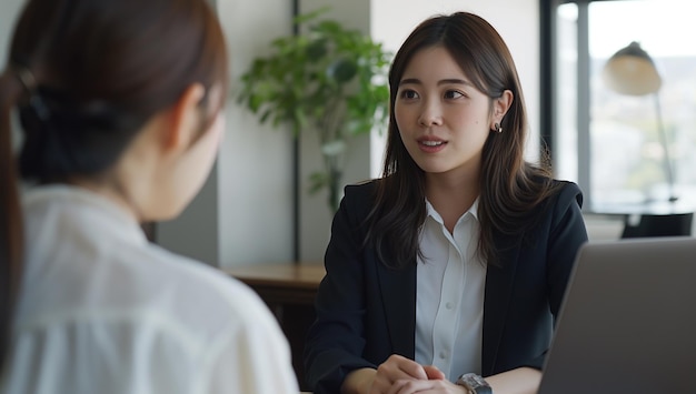 写真 テーブルで仕事について話すオフィス女性