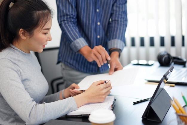 Concetto di lavoro d'ufficio un uomo d'affari intelligente che offre un'idea sulle strategie di marketing al suo partner commerciale.