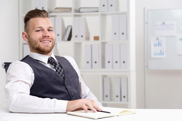 Photo office worker at desk