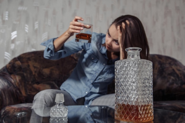 サラリーマンはアルコール依存症ですうつ病の若い女性は家でスピリッツを飲みます