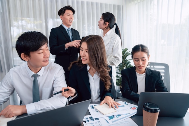 회사원과 관리자는 조화로운 직장에서 재무 보고서를 분석합니다.