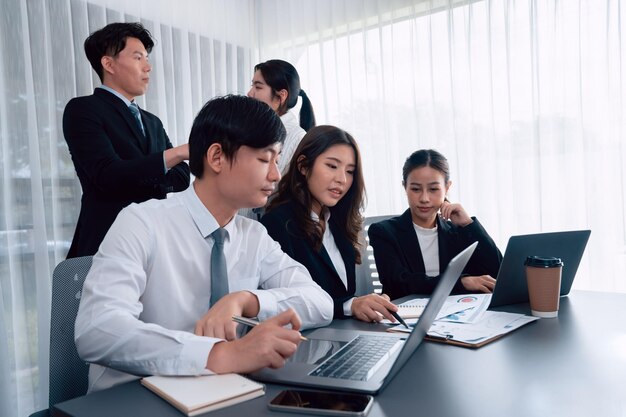 회사원과 관리자는 조화로운 직장에서 재무 보고서를 분석합니다.