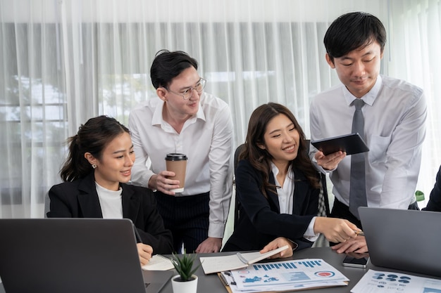 회사원과 관리자는 조화로운 직장에서 재무 보고서를 분석합니다.