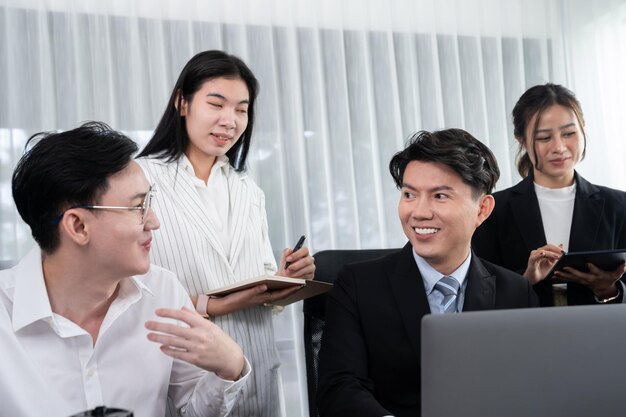 회사원과 관리자는 조화로운 직장에서 재무 보고서를 분석합니다.