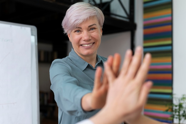 Foto impiegati che lavorano insieme come una squadra