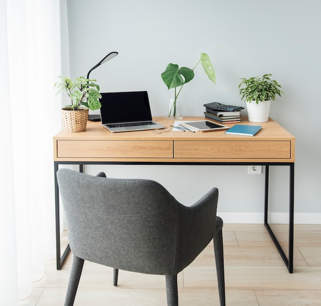 Photo office workplace with laptop on wooden table