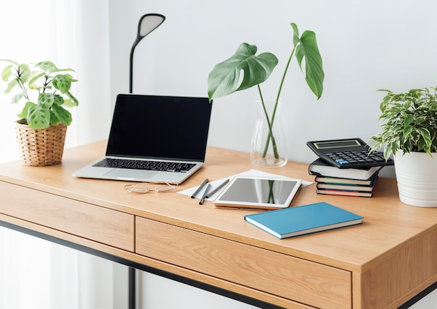 Офисное рабочее место с ноутбуком на деревянном столе