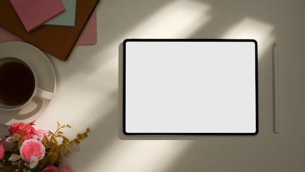 日光の影の上面図の下で消耗品の装飾とタブレットの白いモックアップ画面とオフィスの職場