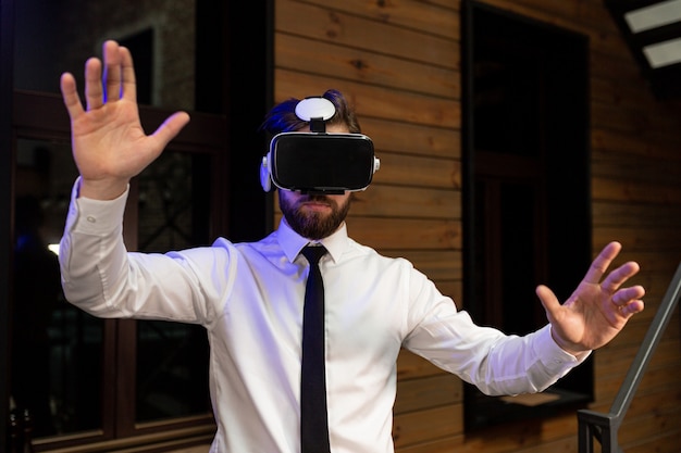 Officemanager in formele kleding met virtual reality vr