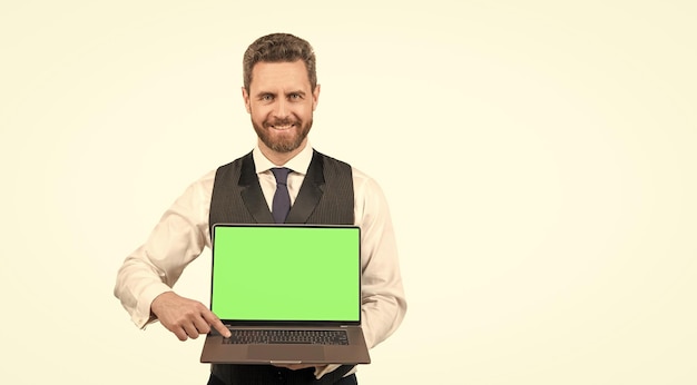 Officemanager klaar voor videoconferentie grijze man met laptopscherm