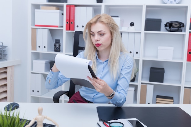 Officemanager werken met documenten op zijn werkplek