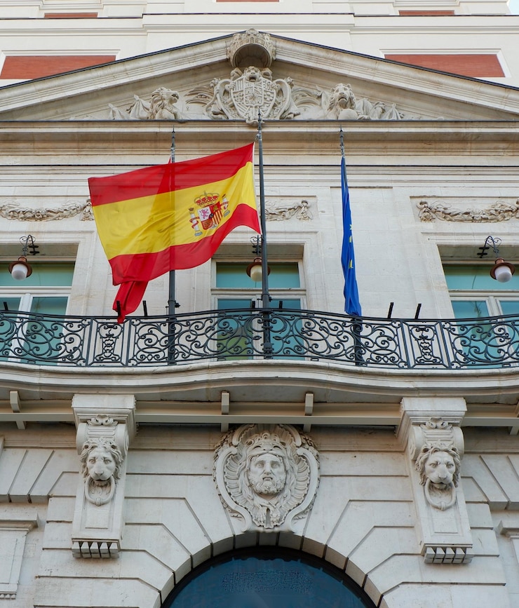 マドリッド スペインの首都の政府の建物にスペインの公式の旗 垂直写真