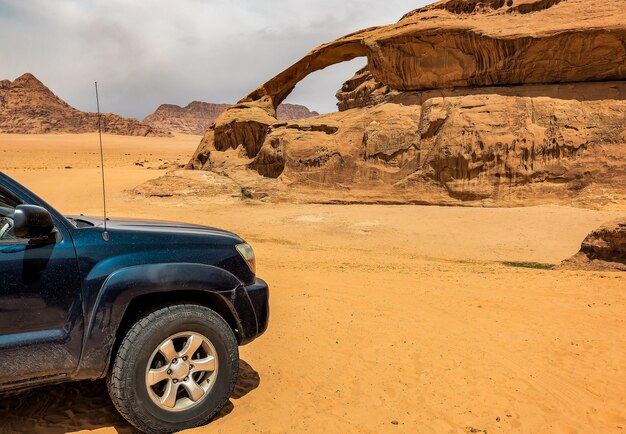 Offroad-auto in de Wadi Rum-woestijn. Jordanië