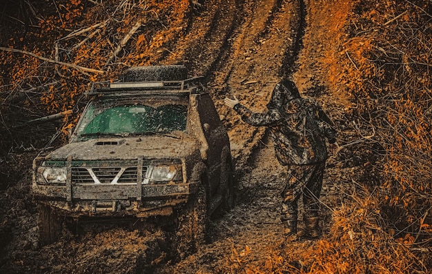 Offroad voertuig gaat op bergweg beweging de wielen banden en offroad dat gaat in het stof op deze