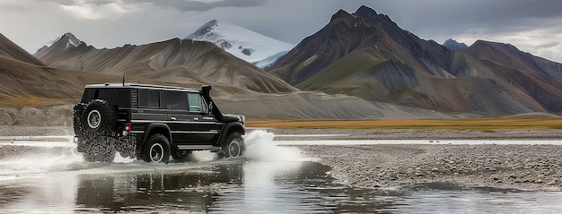 Offroadvoertuig die een rivier oversteekt in een berglandschap