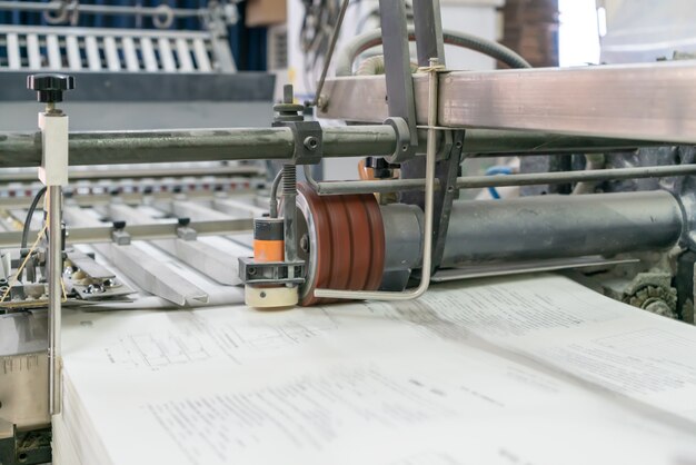 La macchina da stampa offset nel processo di produzione è nella fabbrica di stampa