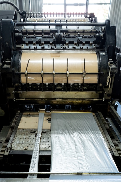 Foto offsetdrukmachine feeder transfer metalen papierinvoertafel naar de fabriek van de drukeenheid