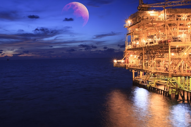 Offshore de zonsondergang Industrie olie- en gasproductie aardolie pijpleiding achtergrond super blauwe bloedmaan