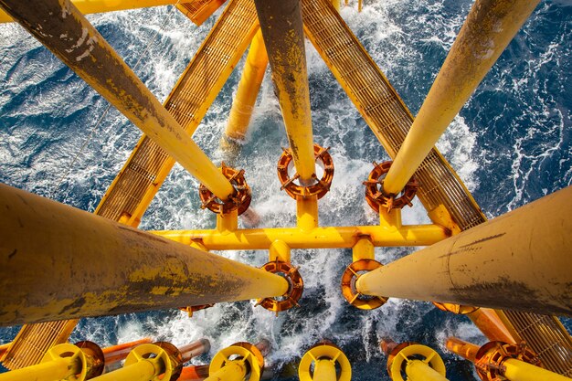 Морской буровой желтый нефтепровод для добычи нефти и газа.