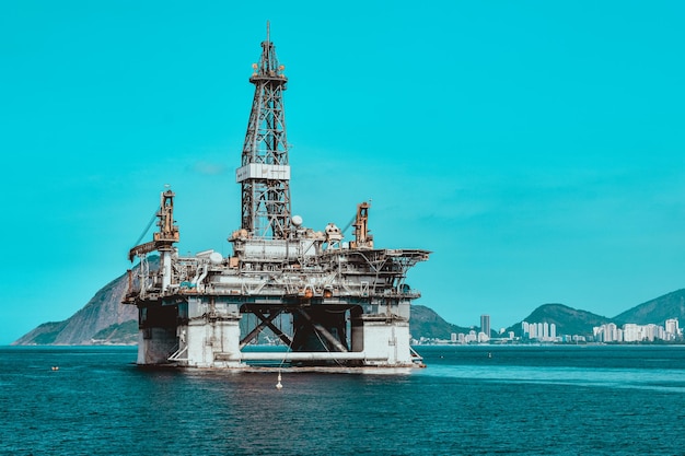 Foto piattaforma di esplorazione offshore per l'industria petrolifera nella baia di guanabara, rio de janeiro, brasile