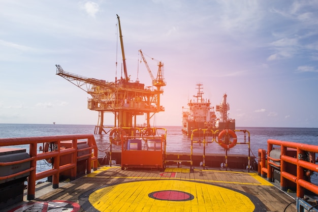 Carico offshore dell'impianto di perforazione oleodotto di produzione di petrolio e gas di industria.