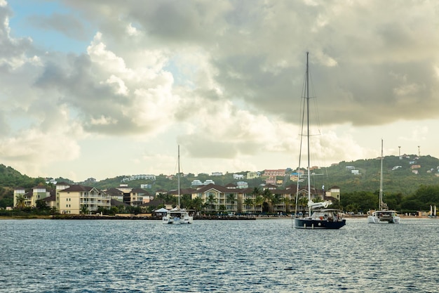 Морской вид на залив Родни с яхтами, стоящими на якоре в лагуне, и богатыми курортами на заднем плане Сент-Люсия Карибское море