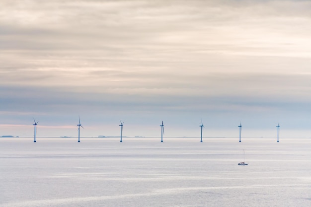 Parco eolico offshore al mattino presto