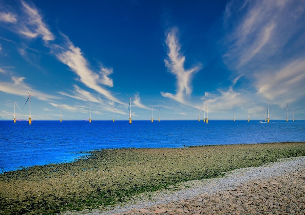 영국 해상에서 건설 중인 풍력 발전 단지의 해상 풍력 터빈
