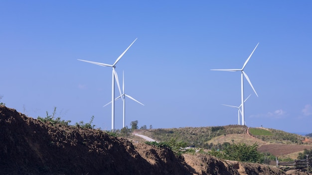 Foto offshore windenergie en energiepark met veel windturbines op de berg