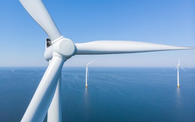 Offshore windmolen park met wolken en een blauwe hemel