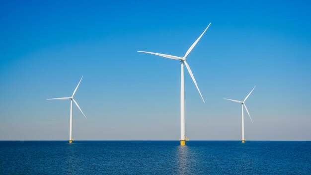 Offshore windmolenpark met wolken en een blauwe lucht windmolen turbines in Nederland