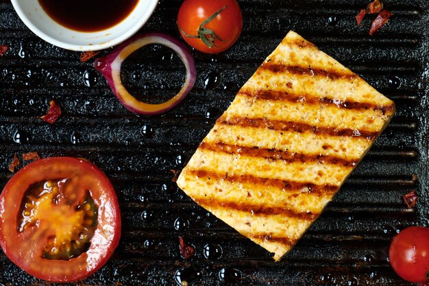 Ofu op de grill op tafel op een zwarte achtergrond, uitzicht vanaf de top.