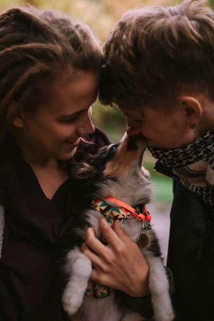 Og-eigenaar houdt puppy op handen