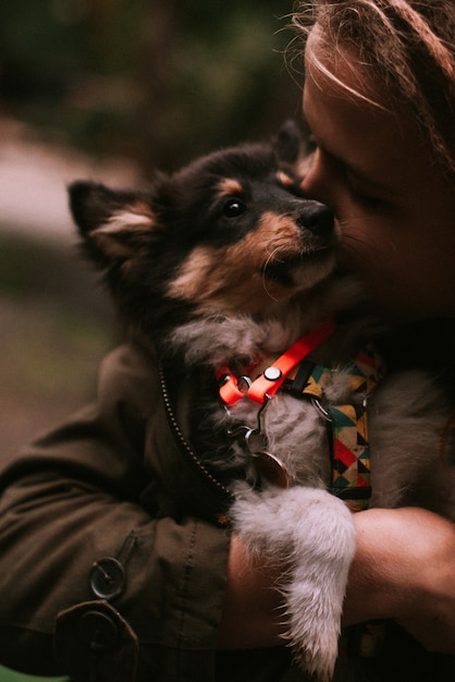 Foto proprietario di og che tiene il cucciolo sulle mani