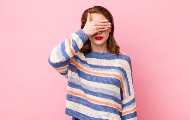 Ogen bedekken met één hand bang of angstig voelen zich afvragend of blindelings wachtend op een verrassing