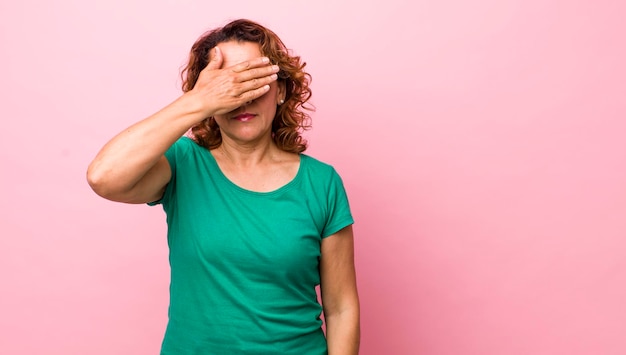 Ogen bedekken met één hand bang of angstig voelen zich afvragend of blindelings wachtend op een verrassing