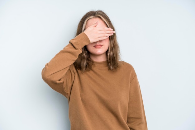 Foto ogen bedekken met één hand bang of angstig voelen zich afvragend of blindelings wachtend op een verrassing