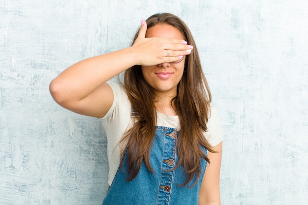 ogen bedekken met één hand die bang of angstig is, zich afvraagt of blindelings wacht op een verrassing