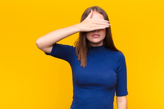 ogen bedekken met één hand die bang of angstig is, zich afvraagt of blindelings wacht op een verrassing