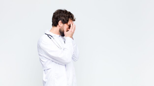 ogen bedekken met handen met een droevige, gefrustreerde blik van wanhoop, huilen, zijaanzicht