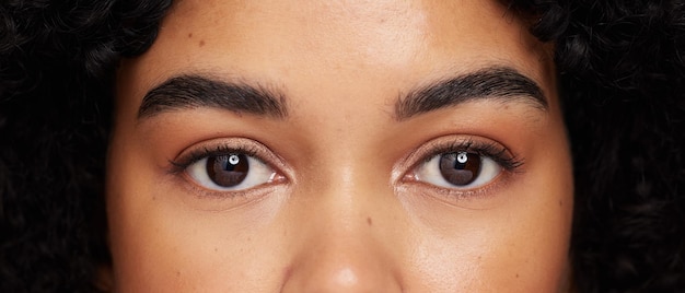 Ogen wenkbrauw en schoonheid met gezicht microblading en zwarte vrouw in close-up make-up en wimpers met visie Dermatologie optometrie en oogzorg met huidverzorging natuurlijke cosmetica en cosmetologie