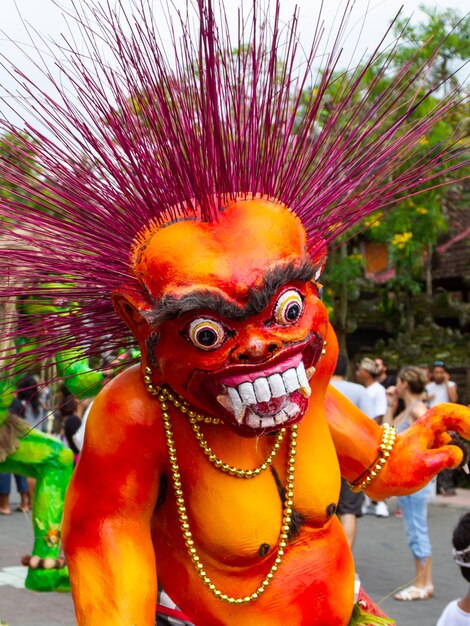 Foto ogoh-standbeelden ngrupuk paraderen bali