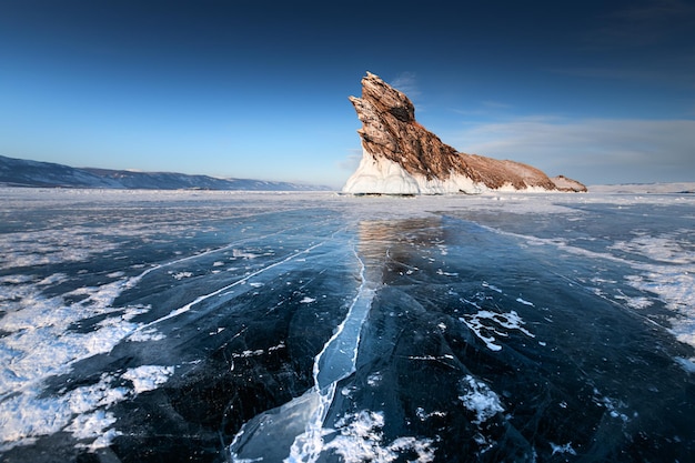 Ogoy eiland op winter Baikal meer met blauw ijs Baikal Siberië Rusland Prachtig winterlandschap