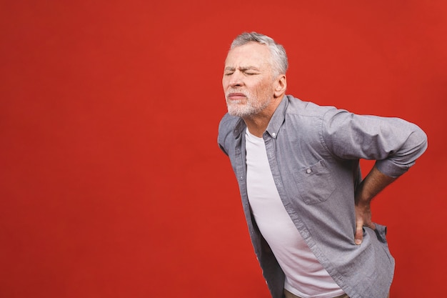 Oh, ik heb een massage nodig! Portret van een senior leeftijd man met een pijn in de onderrug.